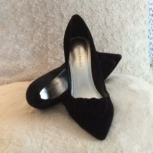 Black velvet pumps